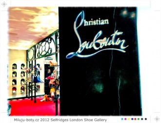 Salónek obuvnického mága Louboutina se nachází na samém konci - je to jako třešnička na dortu. Najdete zde ikonické kousky z jeho starších kolekcí i zbrusu nové páry.