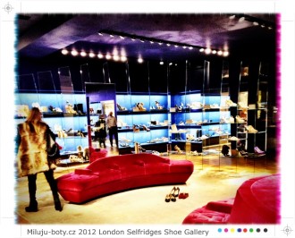 Interiér Shoe gallery navrhoval architekt a designér Jamie Fobert. Luxusní ale osobní. Růžové sedačky jsou ideální na vyzkoušení bot...