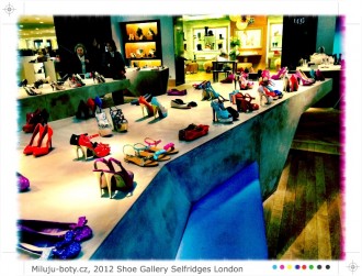 Hlavní sál galerie je mixem desítek značek - jsou nádherné, cenově dostupné a hlavně mají nápad a barvy.