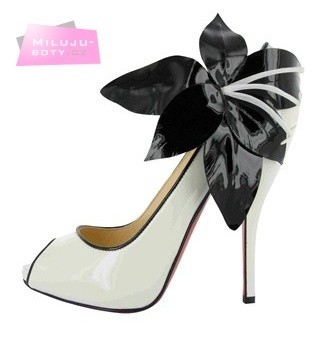 Největší zastoupení v galerii má už legendární švec Christian Louboutin. Nebáli jsme se a do galerie jsme zařadili i barevné boty, i boty s nádechem extravagance...