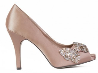 Saténové lodičky na podpatku Paco Mena zdobené mašličkou z kamínků Swarovski. Vhodné jako lodičky na ples i na svatbu.