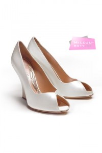 Bílé svatební lodičky Aruna Seth