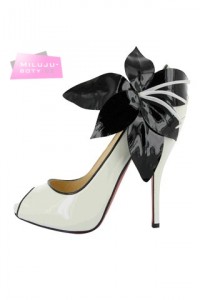 Bílé lodičky s mašlí Christian Louboutin, spring-summer 2010 